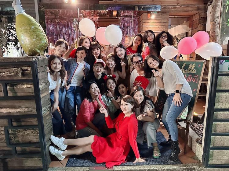 郁方（前中）一身鮮紅Valentino為何如芸恢單慶祝。翻攝郁方臉書