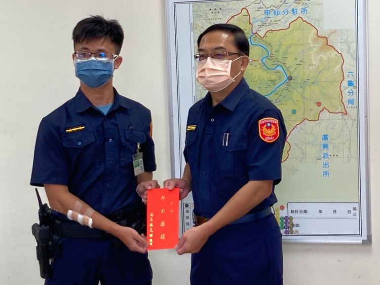 高雄市警局派人慰問駕駛警車的陳姓警員(左)。讀者提供