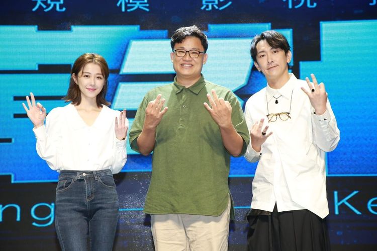 邵雨薇（左起）和合影視執行長曾瀚賢以及施名帥。朱世閎攝