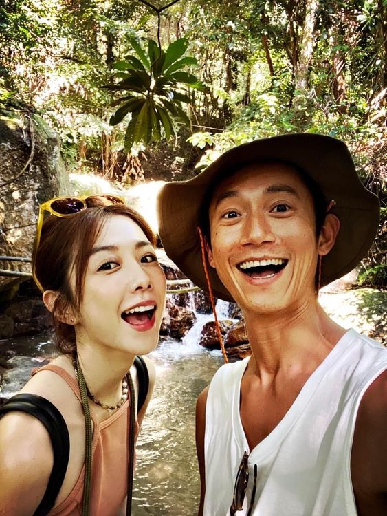 邵雨薇（左）和吳慷仁泰國旅遊照不少人敲碗「請就地結婚」。翻攝吳慷仁臉書