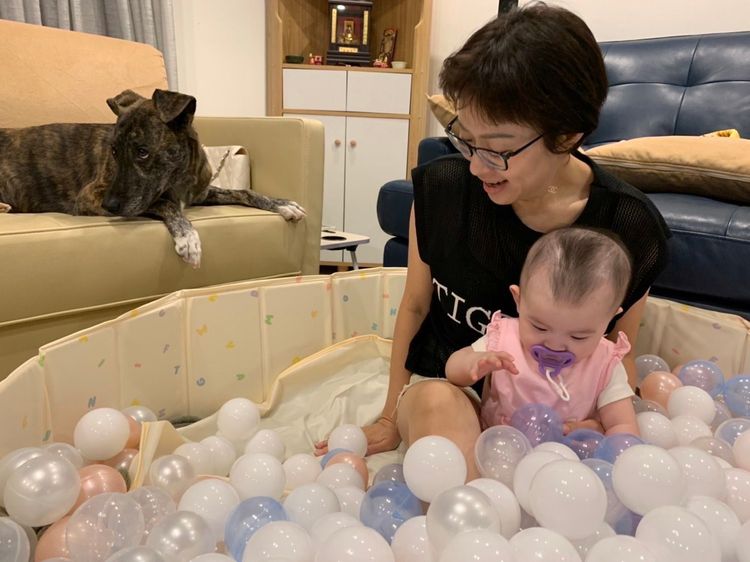 Patty在爸媽協助下撫養愛犬露露和兒女。Patty提供