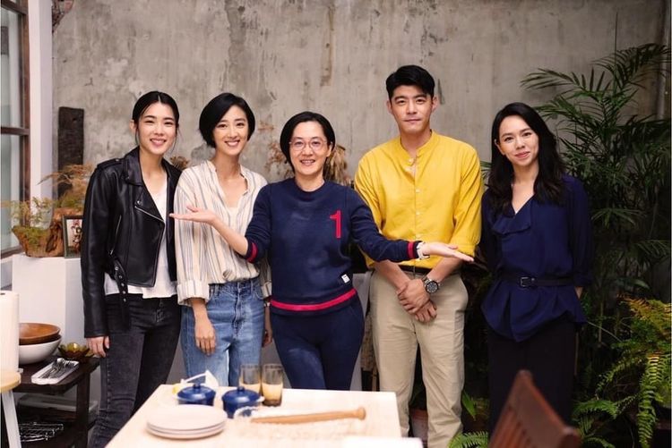 殺青時導演李芸嬋（中）和夏于喬（右起）、王柏傑、桂綸鎂、林思宇合影。翻攝李芸嬋臉書