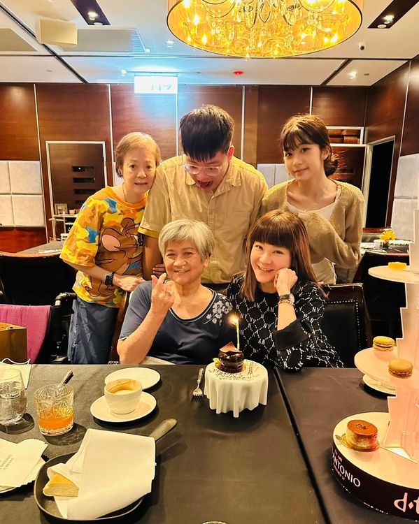 陸元琪（前排右）為媽媽辦壽宴前跟女兒袁融（後排右）和解都靠兒子袁義。翻攝陸元琪臉書
