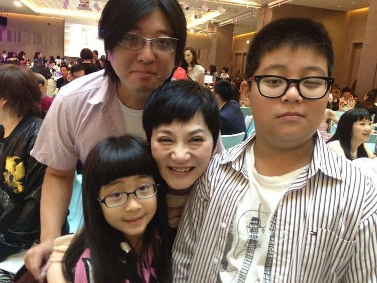 袁義（右）從小跟爸爸袁惟仁（後排左）一樣肉肉的，中為張小燕和袁融。翻攝袁義臉書