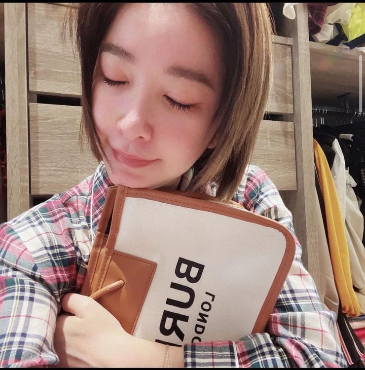 許維恩抱著山寨包道歉。翻攝許維恩IG