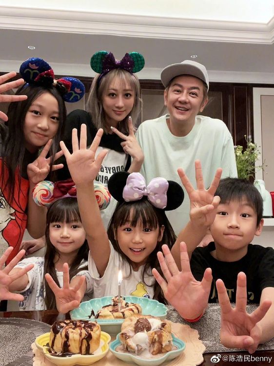 陳浩民（後排右起）和蔣麗莎和4個子女慶生。翻攝陳浩民微博