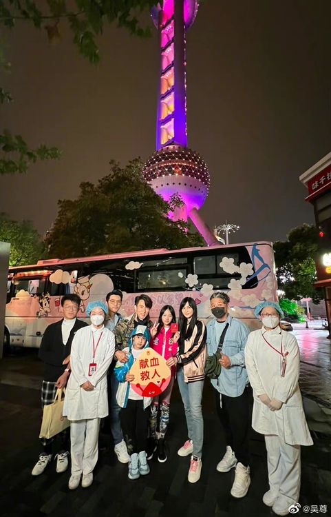 吳尊（左四）一家人及髮型師Sam（右二）一塊捐血。翻攝吳尊微博