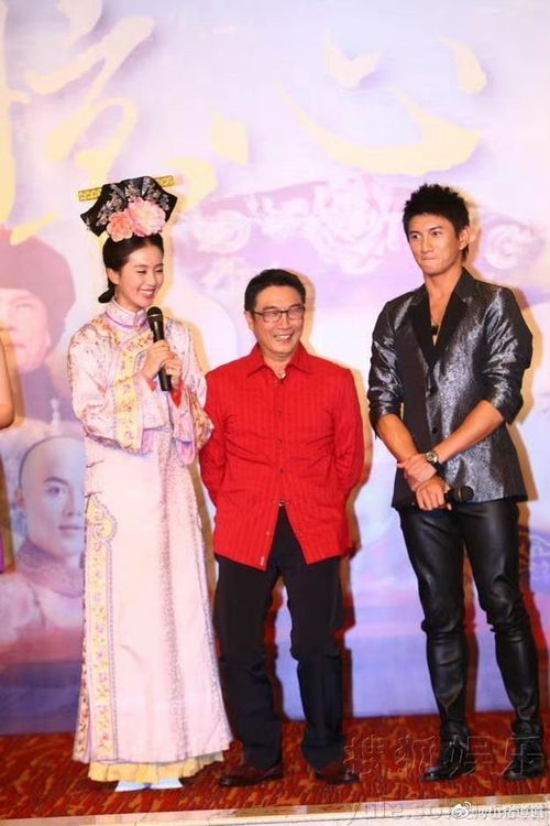 劉松仁（中）站在奇隆（右）和劉詩詩之間如此「嬌小」。翻攝《步步驚心》粉絲微博