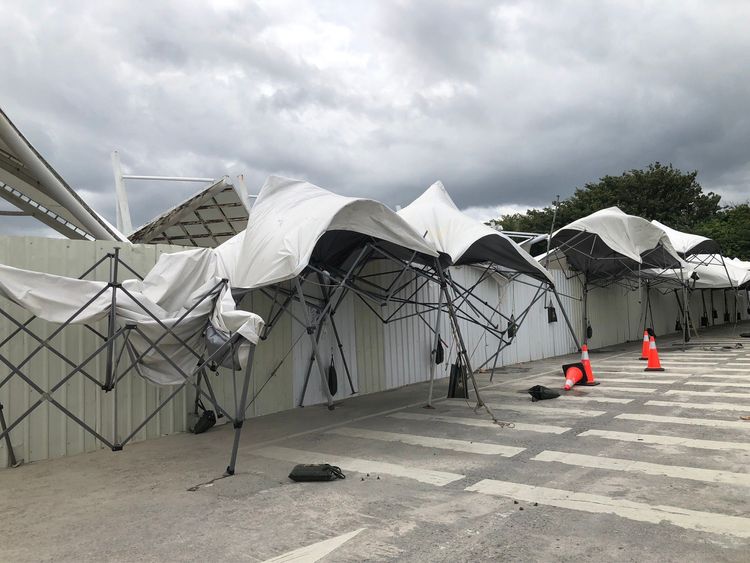 台東富岡港口候船區帳篷吹毀。讀者提供