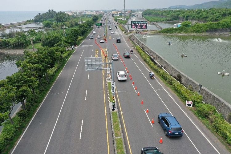 墾丁北返中午之後突破每小時2千輛次，警方實施調車道，車流尚稱順暢。警方提供