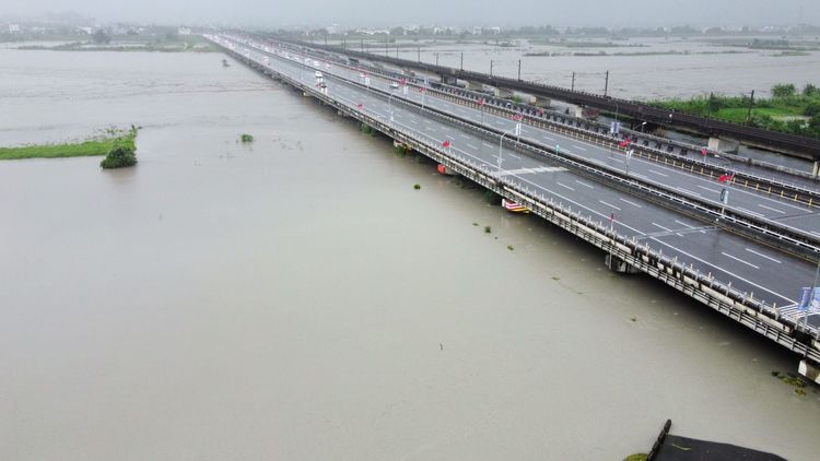 蘭陽溪水位暴漲，蘭陽大橋不排除封閉。讀者提供