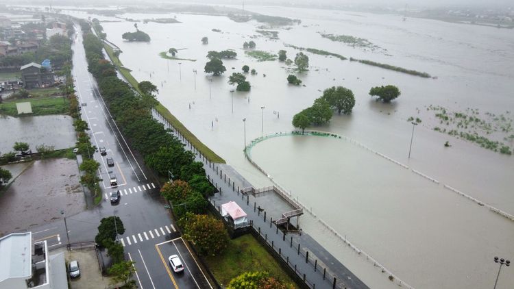 蘭陽溪水位暴漲，許多河岸邊的運動設施全泡水。讀者提供