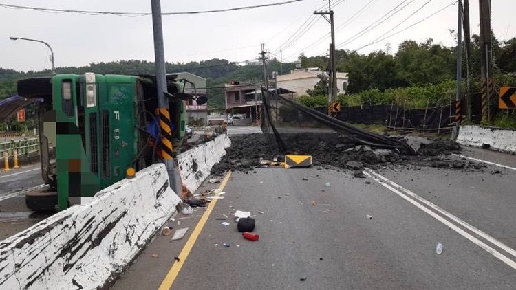 砂石車自撞分隔島後翻覆。讀者提供