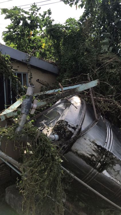 水塔崩塌壓傷張姓男子。讀者提供