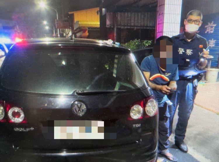 江女的舅舅石姓男子自知無法逃避警方查緝，自行從口袋內掏出安非他命吸食器。讀者提供