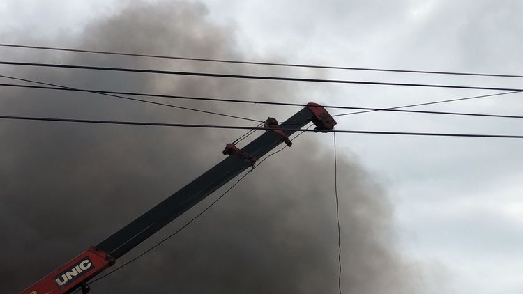 吊車碰觸到高壓電。讀者提供