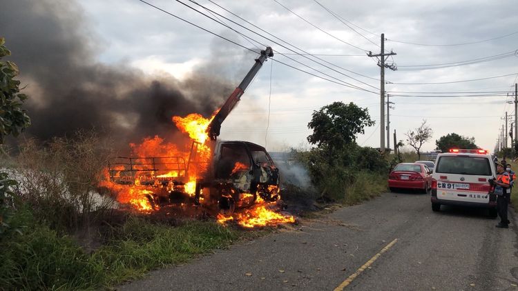 吊臂觸及高壓電線，隨即陷入火海。讀者提供
