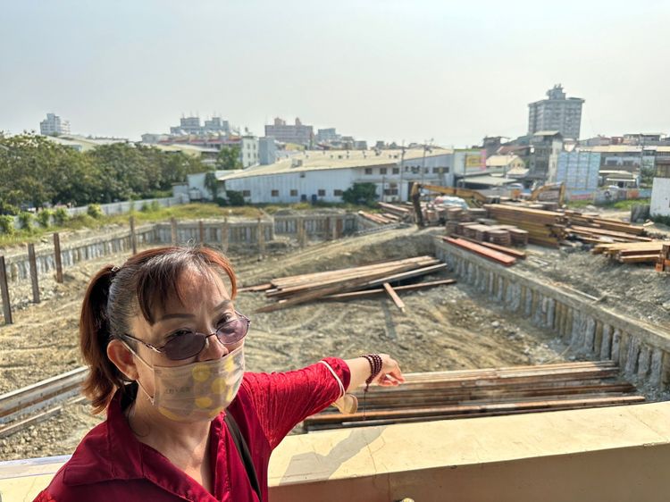 蔡婦房子後方緊鄰建築工地。魏嘉良攝