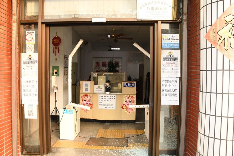 竹園派出所玻璃門碎裂一地。警方提供