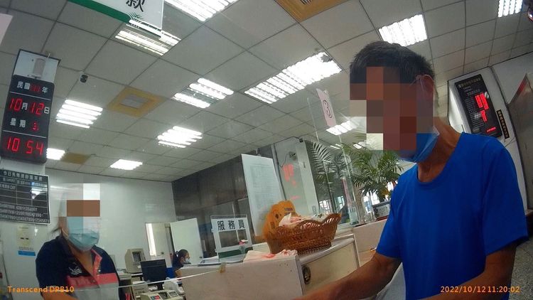 陳男聽信詐騙集團指示到農會欲匯款。民眾提供