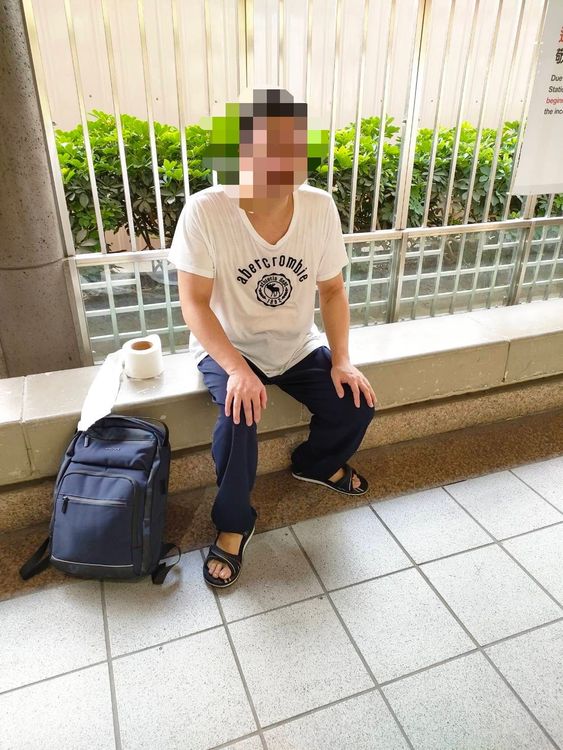 白衣男子疑似精神異常，遭警方帶回依法偵辦。翻攝畫面