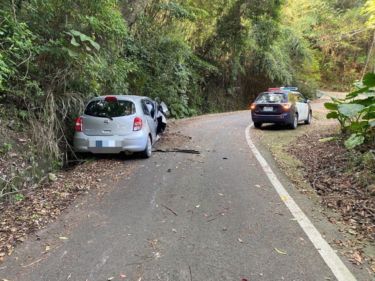 鄭姓老婦人疑路況不熟悉和操作問題，失控自撞山壁。民眾提供