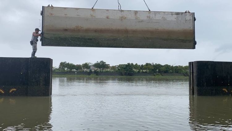 冬山河水位上升，宜蘭縣政府關閉臥龍橋水門。宜蘭縣政府提供