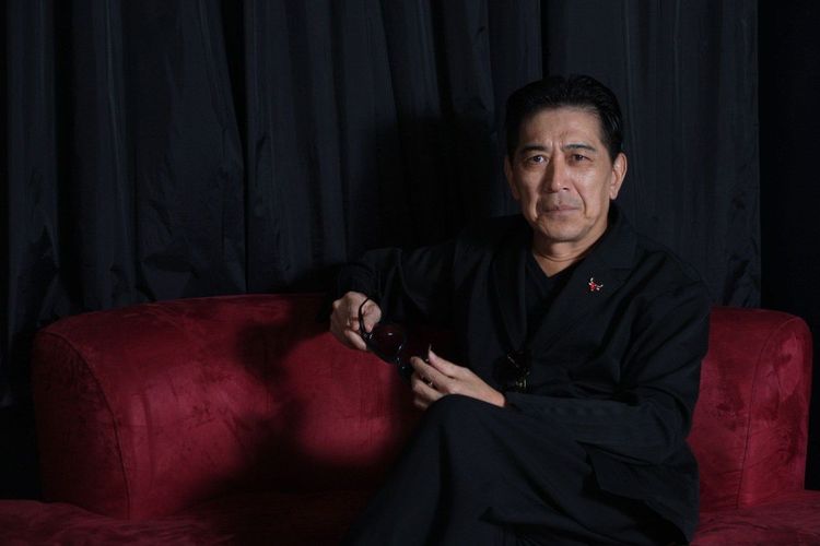 高捷喜歡看娛樂和體育版。陳明中攝