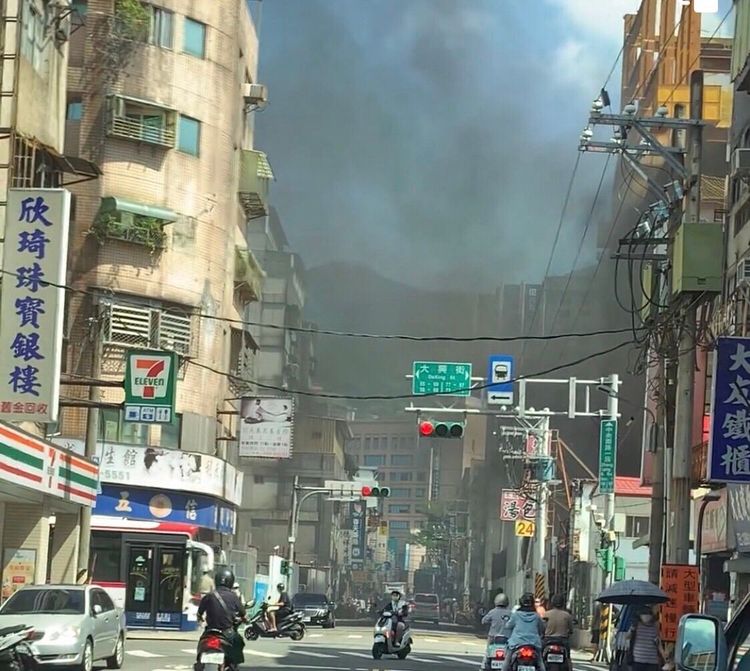 北投火警現場黑煙密布。翻攝臉書北投幫