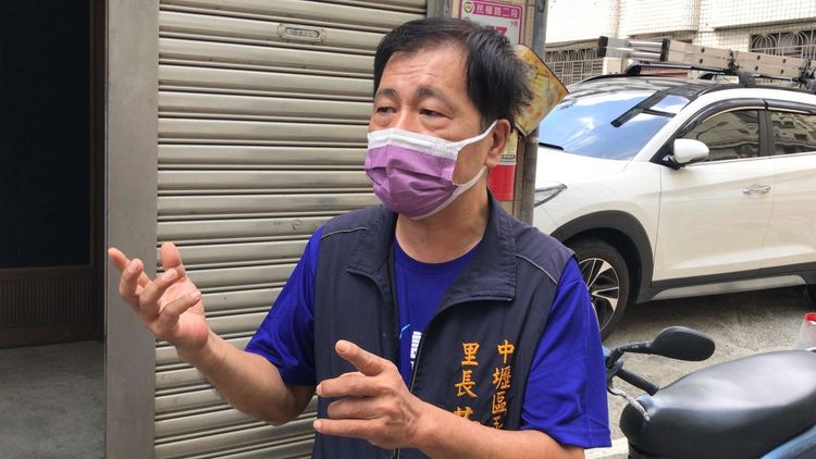 中壢永光里長黃雪珍說明出租公寓狀況。高鈞麟攝