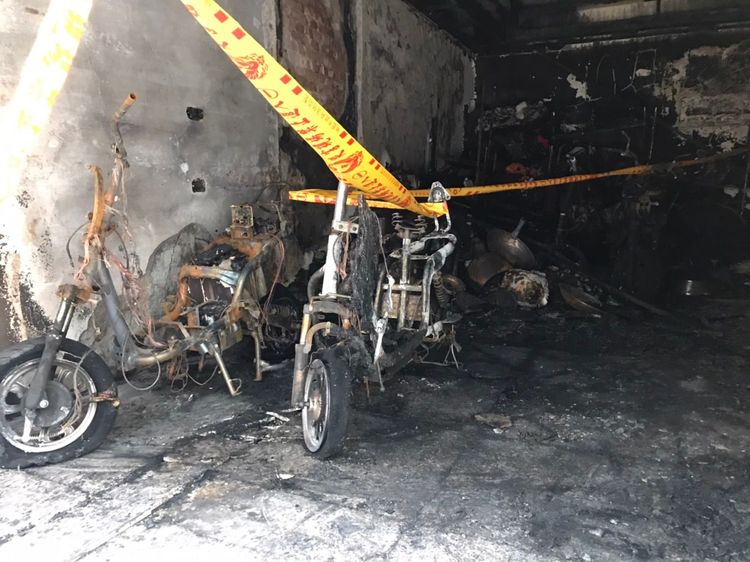 出租公寓1樓停放充電中的電動自行車，都已被燒得僅剩骨架。高鈞麟攝