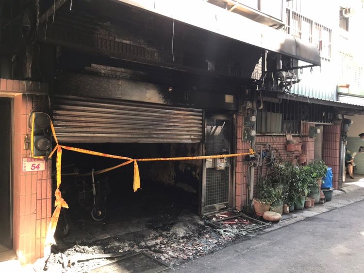 警消在火場拉起封鎖線。高鈞麟攝