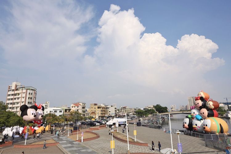 米奇、米妮巨型氣球坐在陸地上與水中TSUM TSUM對望。台南觀旅局提供