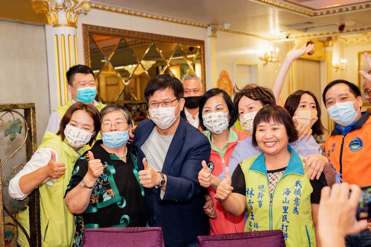 也有不少嘉義同鄉會鄉親與林佳龍合照。競辦提供