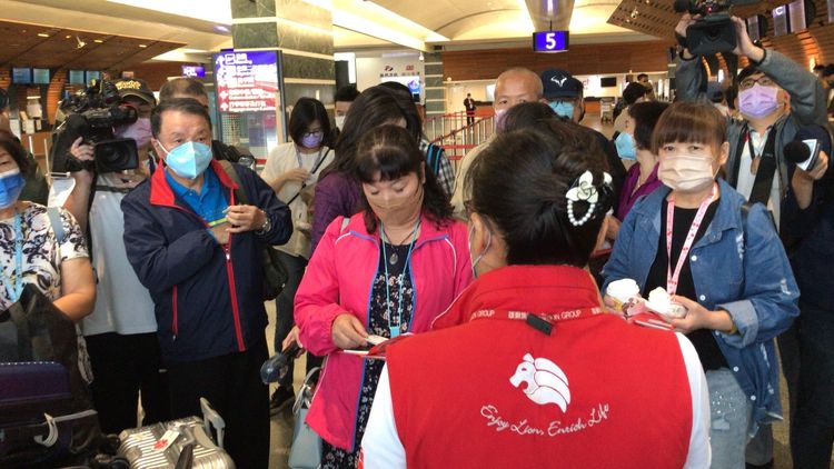 首發團廖領隊向團員說明注意事項。高鈞麟攝