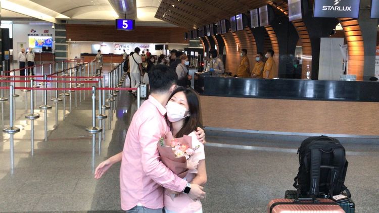 黃先生、黃太太報名首發團，準備至泰國度蜜月。高鈞麟攝