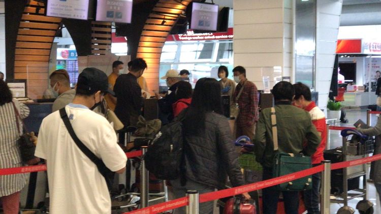 民眾趕在國境解封首日，準備搭機出國。高鈞麟攝