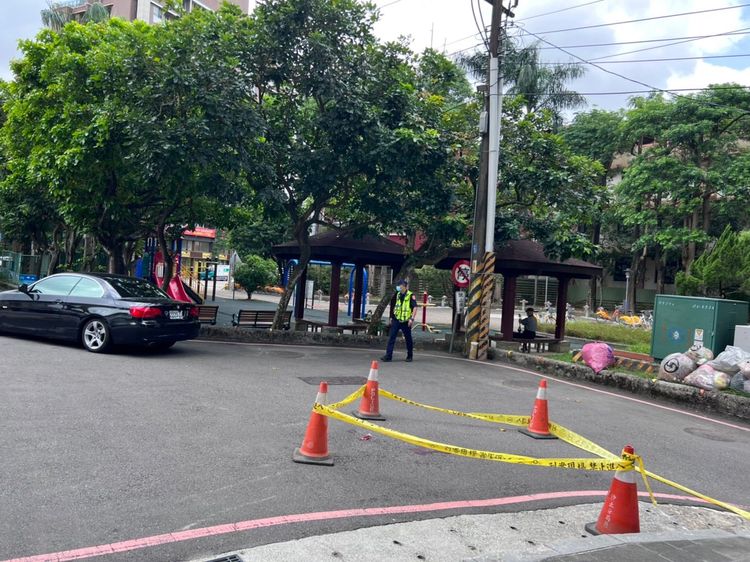 警方在墜樓現場採證。翻攝畫面