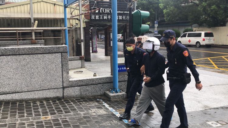 陳男在警方戒護下，被押回士林分局製作筆錄。高鈞麟攝