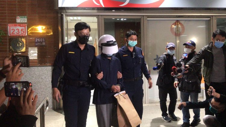 陳男被依殺人罪嫌移送士林地檢署。高鈞麟攝