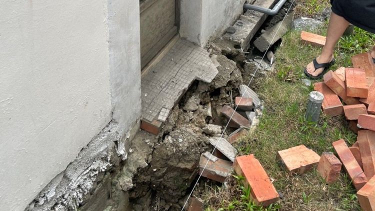 自救會居民控建商未履行承諾施作排水溝，導致降雨過後屋舍淹水。民眾提供