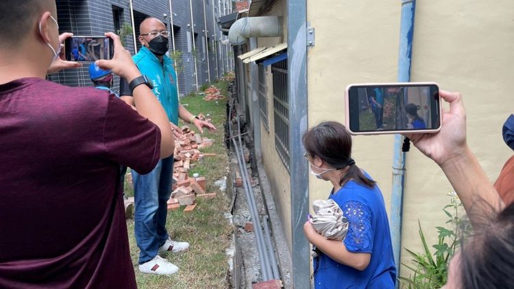 雲林縣議員王又民接受居民陳情，到場現勘。魏嘉良攝