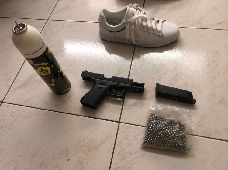 取獲BB槍等證物。警方提供