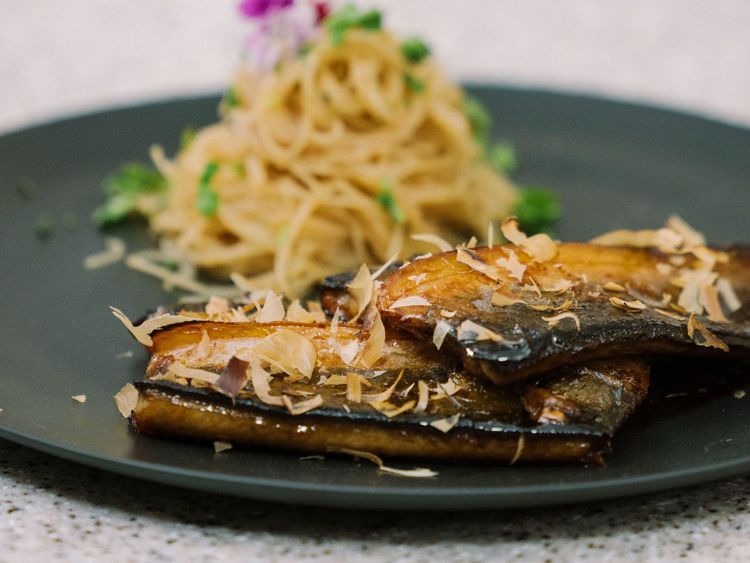 蔡英文與小廚神Liya聯手重現冠軍經典料理「蜜汁烤鰻魚米粉」。總統府提供