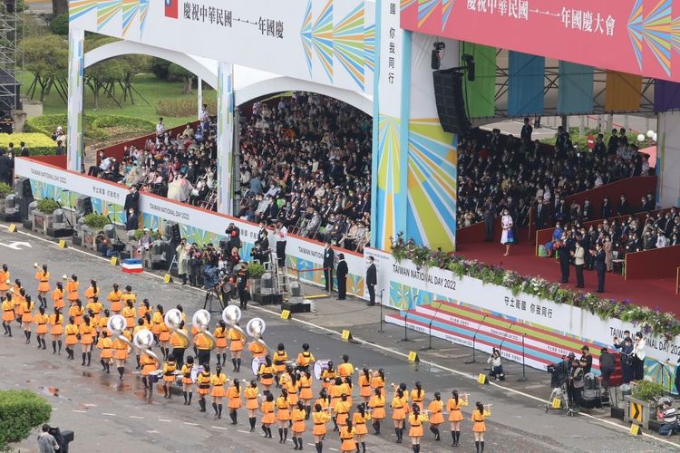 橘高校活潑俏皮的表演，不失整齊。彭欣偉攝