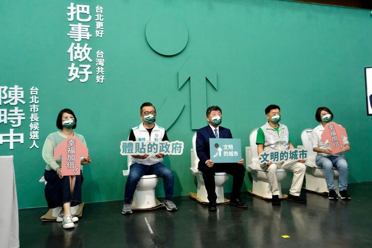 吳思瑤（左）說，目前1個國產免治馬桶造價6000元左右。陳志淵攝