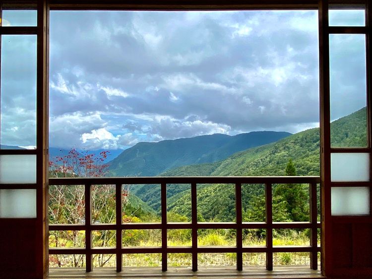 原太平山俱樂部窗外可眺望山林美景。羅東林管處提供