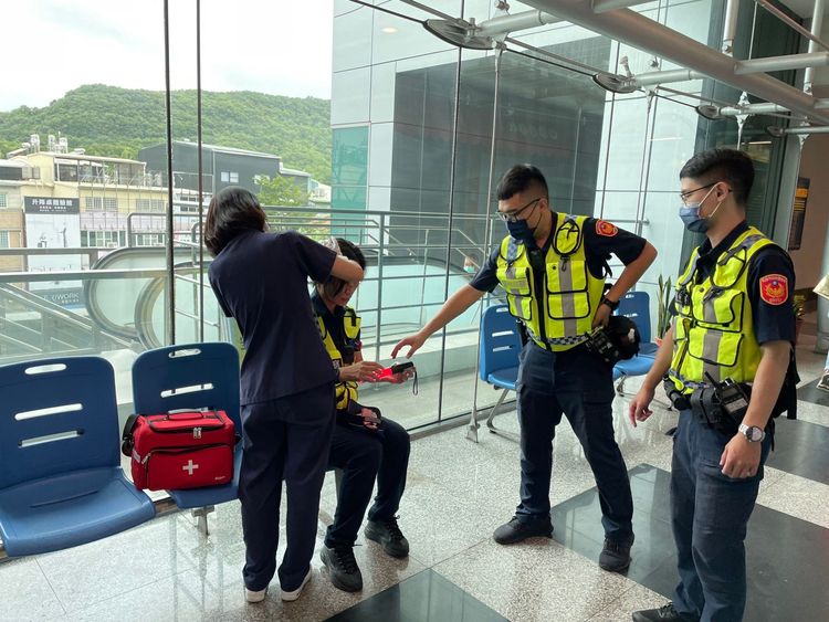 所長受傷坐在椅子上由同仁幫忙擦藥。讀者提供