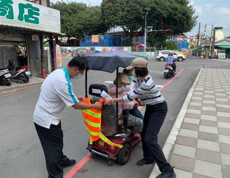 警方籲長者或電動代步車於昏暗時能加裝明裝或反光服飾。警方提供