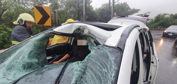 落石砸破擋風玻璃，駕駛及副駕駛座的2人受傷。翻攝畫面